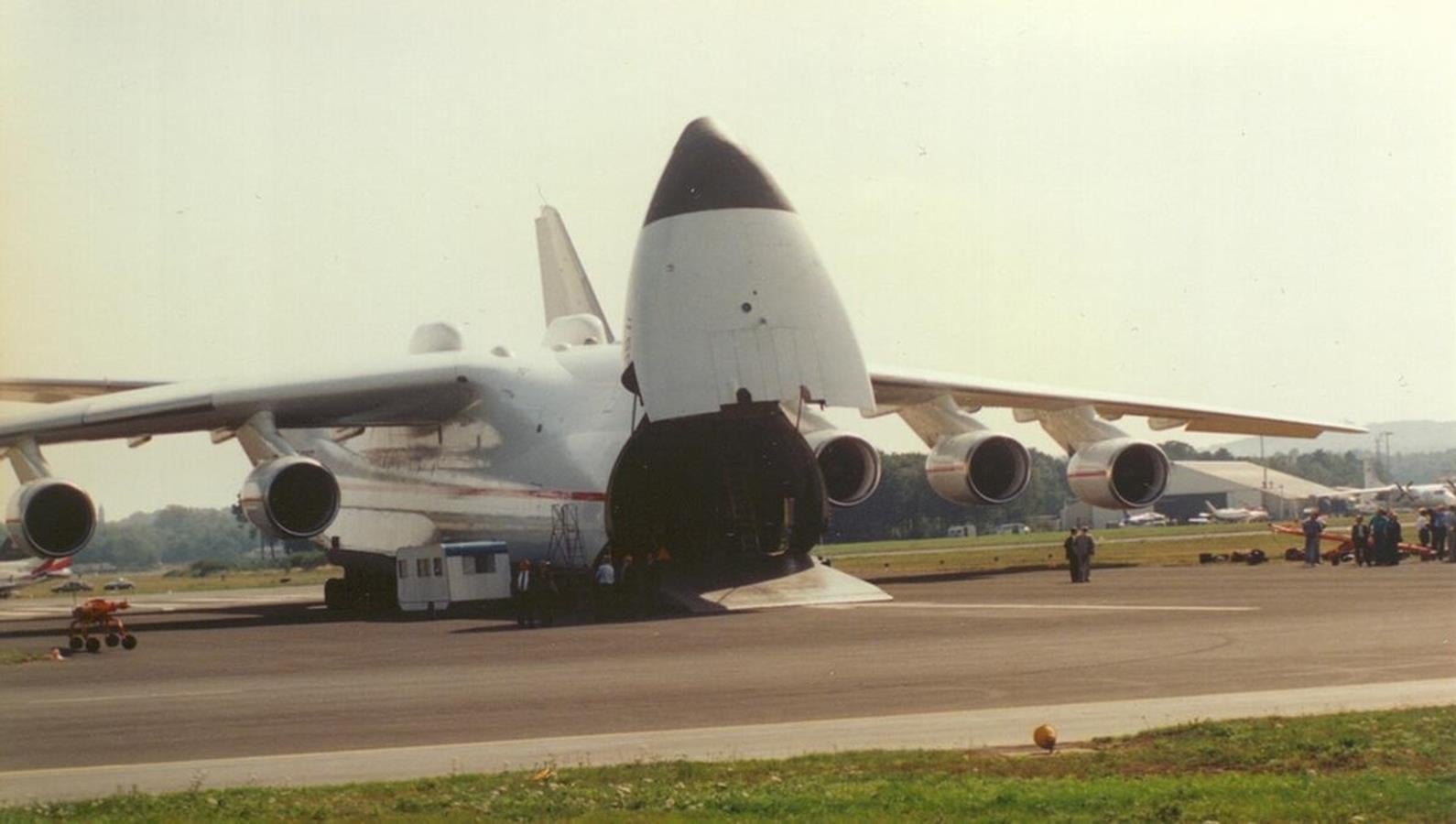 Zdjęcia potwierdzają - największy samolot świata zniszczony. Czym był An-225 Mrija i co z jego następcą