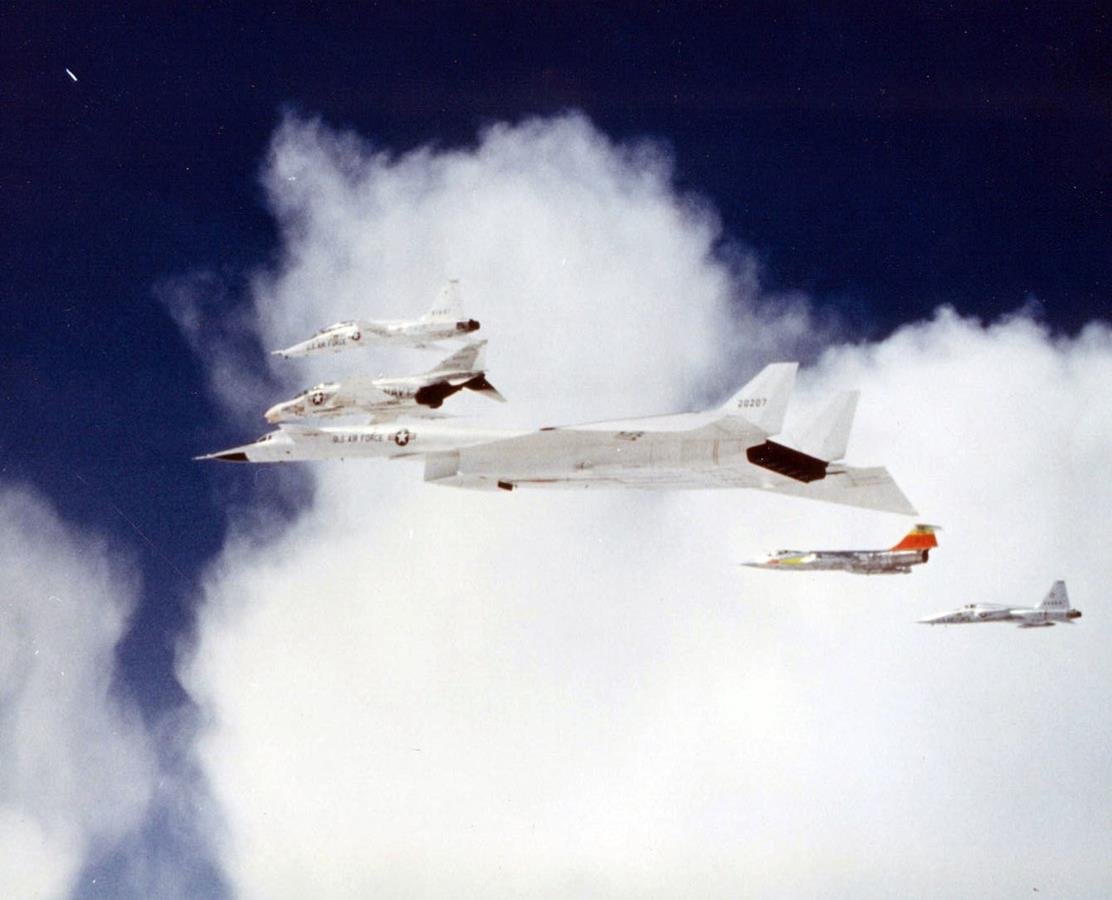 Inżynieryjny majstersztyk, niedoszły amerykański bombowiec strategiczny XB-70 Valkyrie, XB-70 Valkyrie