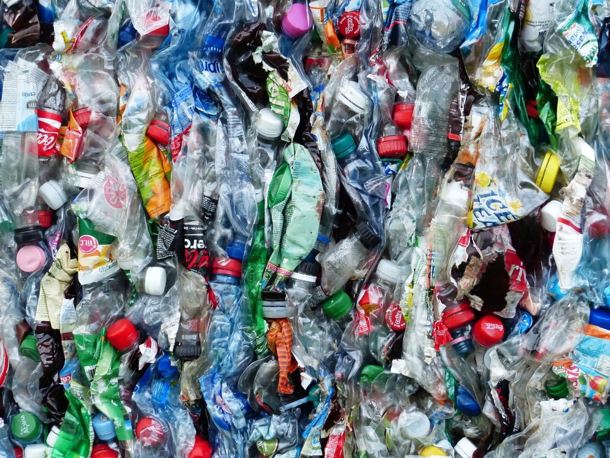 Czy w końcu poradzimy sobie z zasypującymi nas śmieciami z tworzyw sztucznych?
