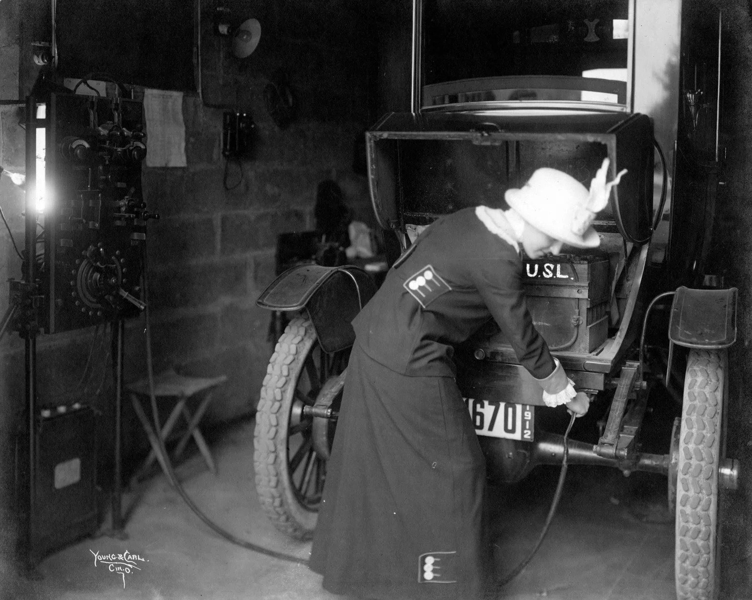 Charlotte Shipley ładuje samochód w swoim garażu, 1912