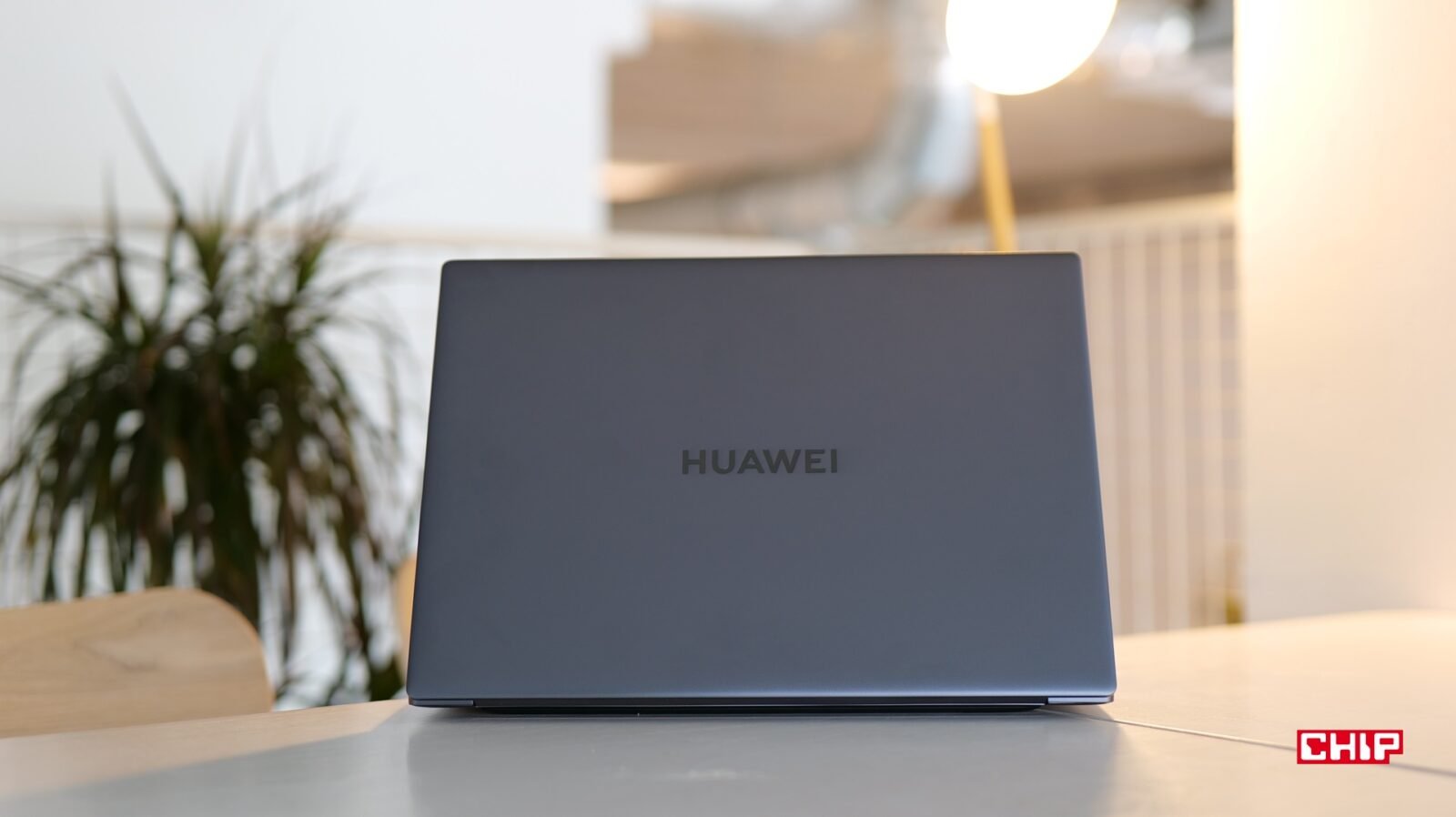 Huawei MateBook 16s - pokrywa z logo