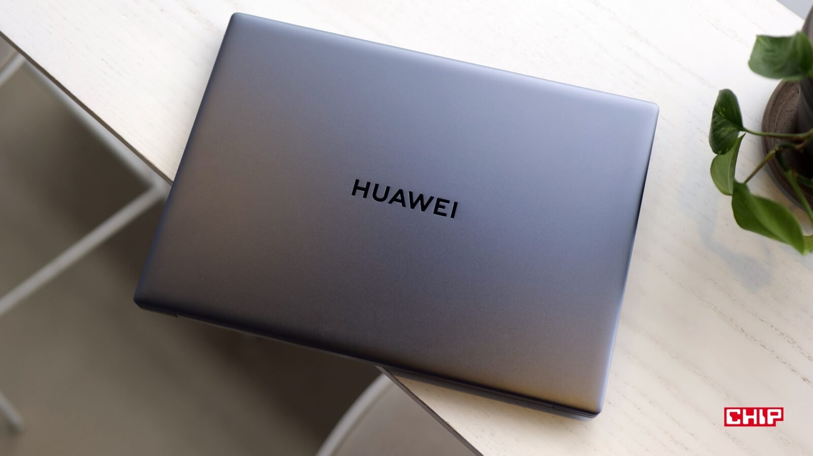Huawei MateBook 16s widziany z góry, zamknięty