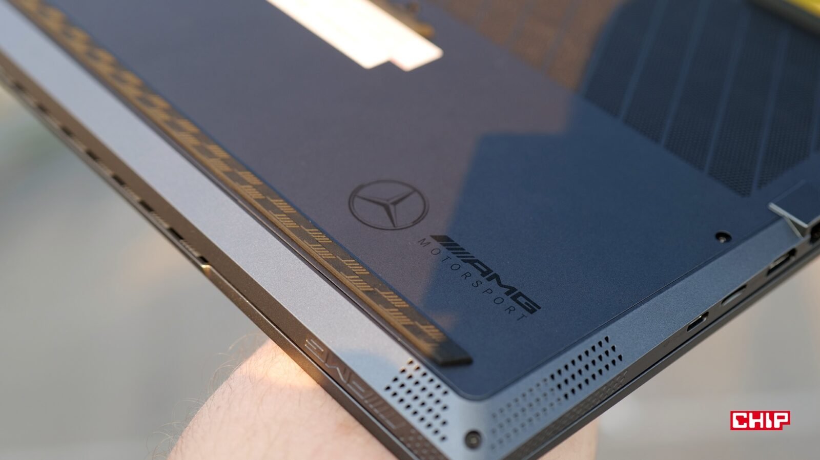 Logo AMG na dolnej części laptopa