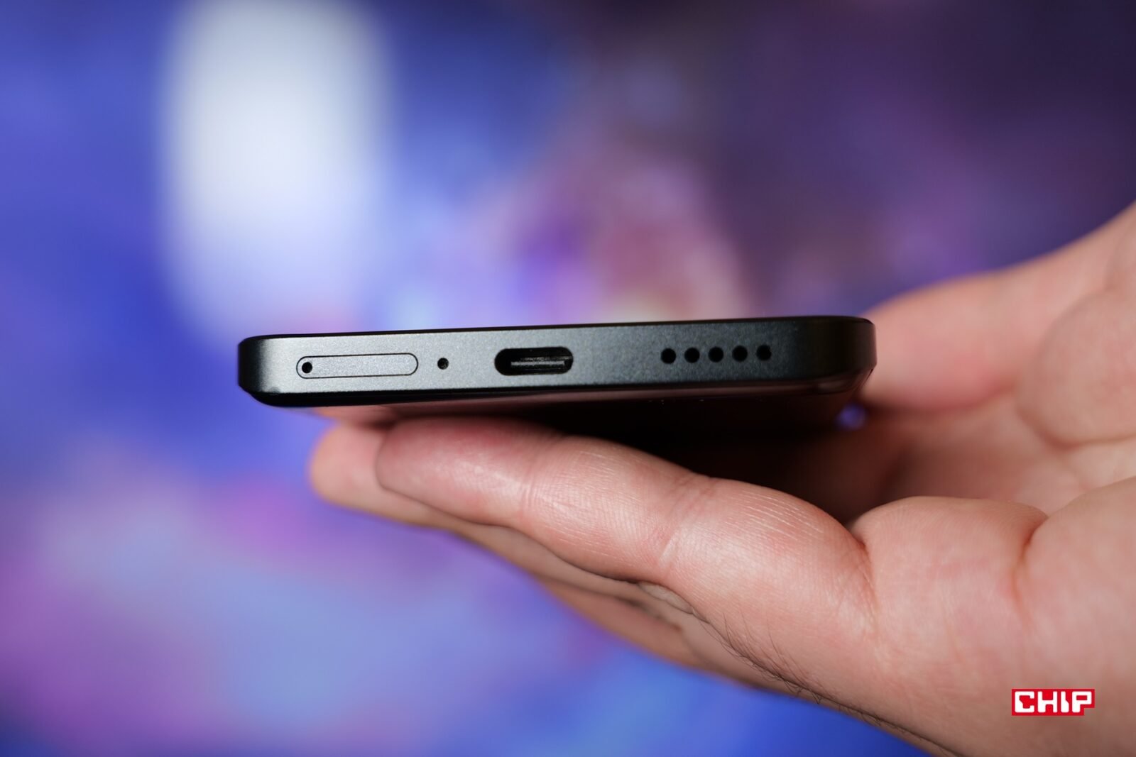 Port USB, maskownica głośnika i slot na karty SIM w Xiaomi 13T