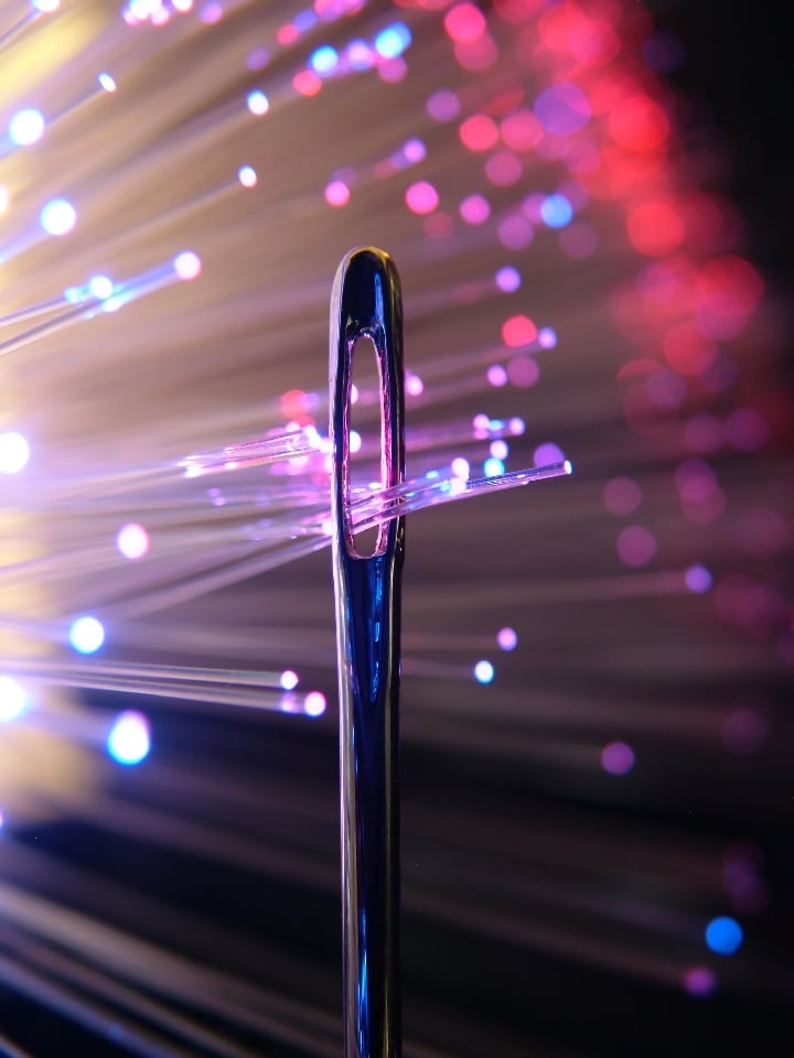 Dane wysyłane w bilionowej części sekundy. Światłowód wygląda przy tym jak relikt przeszłości