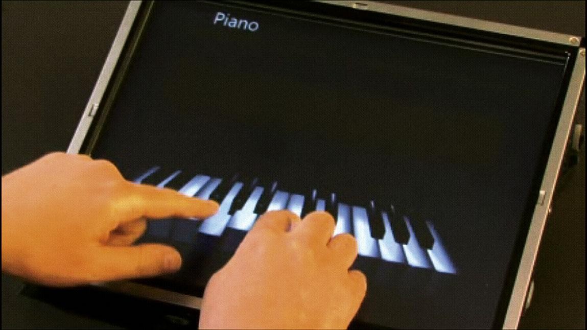 Windows 7 będzie obsługiwał ekrany dotykowe. Dzięki temu można przenosić pliki palcem – albo ćwiczyć grę na pianinie.
