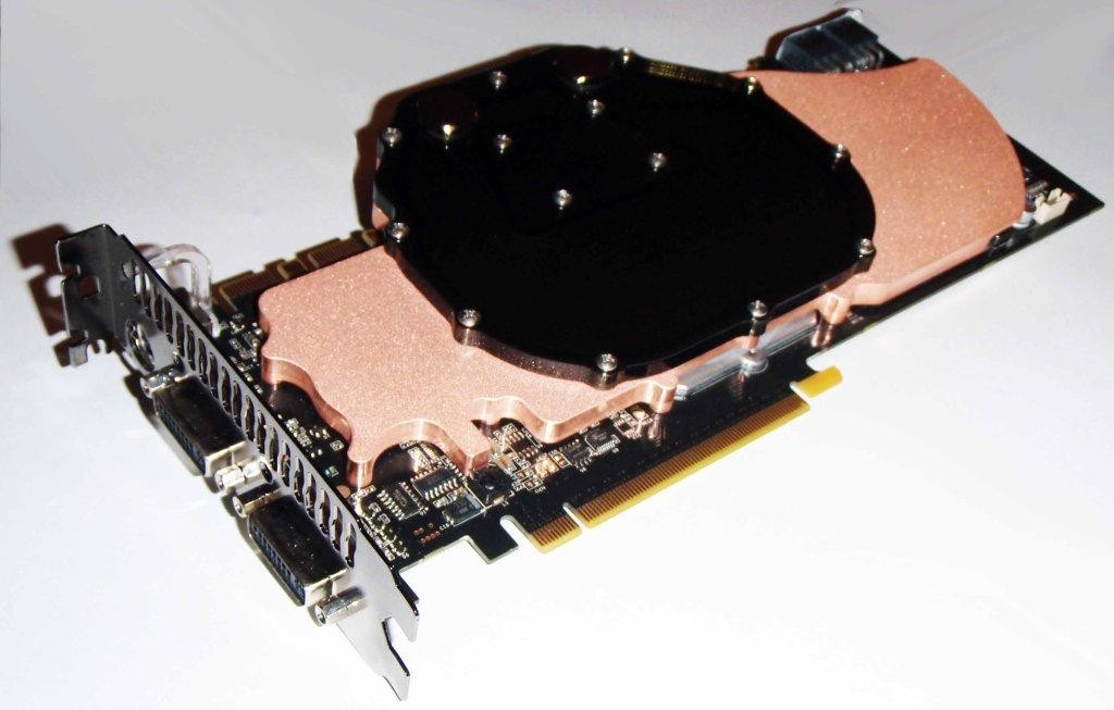 Chłodzony cieczą GeForce GTX 285 to 240 podkręconych procesorów strumieniowych oraz 1 GB pamięci GDDR3 pracującej z wyższymi niż nominalne zegarami