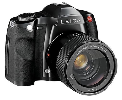 Aparat Leica S2 posiada gniazda kart pamięci SDHC oraz CompactFlash
