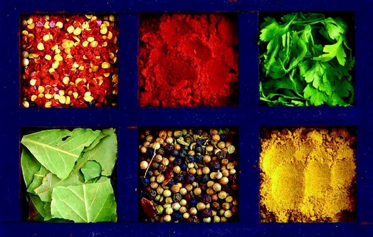 Kolejny pomysł na połączenie różnych przypraw o odmiennych smakach i kolorach: od proszku curry przez ziarenka pieprzu aż do natki pietruszki – sproszkowane, wysuszone, a nawet świeżo zebrane.