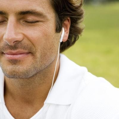 Zbyt częste słuchanie zbyt głośnej muzyki w słuchawkach może spowodować utratę słuchu