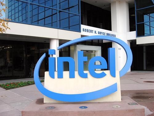 Perspektywy biznesowe firmy Intel nie obejmują potencjalnych konsekwencji jakichkolwiek fuzji, przejęć, zbycia aktywów bądź innych kombinacji biznesowych, które mogą zostać przeprowadzone po 12 października