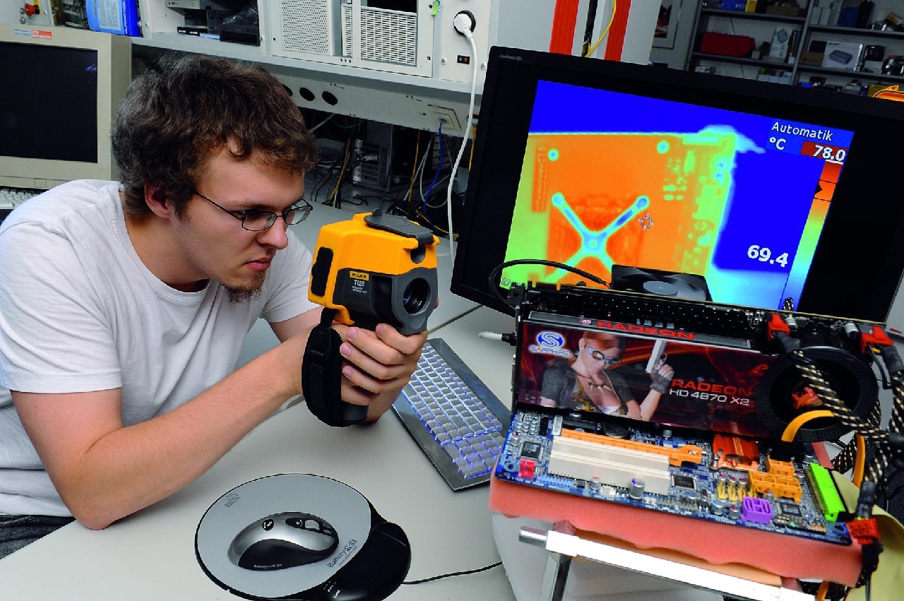 Co warto kupić w listopadzie? Nasz tester badający temperaturę karty graficznej.