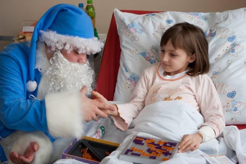 Niebieski Mikołaj Skype’a w dziecięcych szpitalach