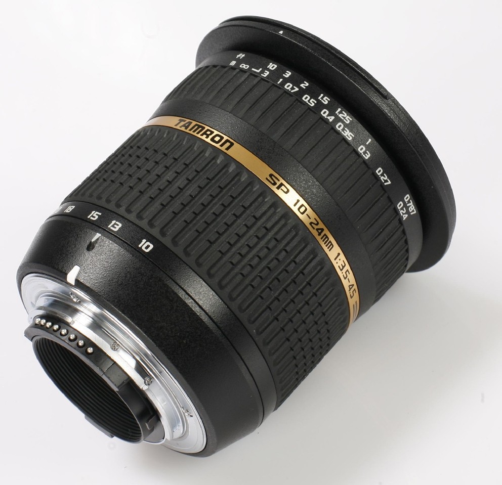 Tamron 17–50 mm f/2,8 oferuje świetną ostrość zdjęć, ale ma kłopot z aberracją chromatyczną w rogach kadru.
