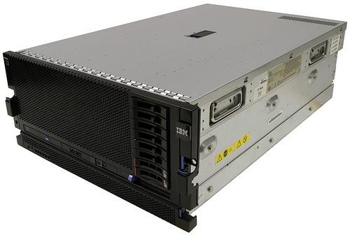 Niewielki serwer 1U z nadchodzącym systemem IBM eX5, zwiększającym skalowalność pamięci