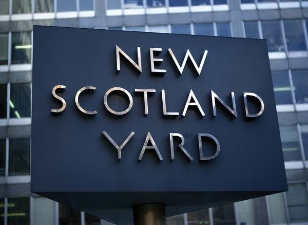 Wszyscy podejrzani trafili do aresztu i obecnie przesłuchiwani są przez śledczych z wydziału przestępstw internetowych Scotland Yardu