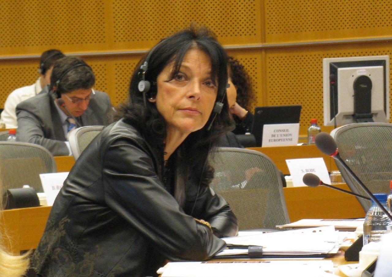 Piraci za kratki. Autorką rezolucji, która zrównuje ściąganie plików z Sieci z pospolitymi przestępstwami, jest eurodeputowana Marielle Gallo.