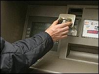 Skimmerzy instalują dodatkowe urządzenia w bankomatach