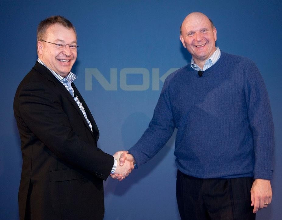 Panowie Stephen Elop (po lewej) i Steve Ballmer (po prawej) w uścisku, pieczętującym zawarty sojusz
