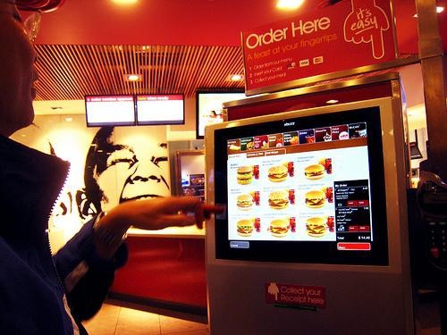 McDonald’s zastąpi kasjerów… ekranami dotykowymi!