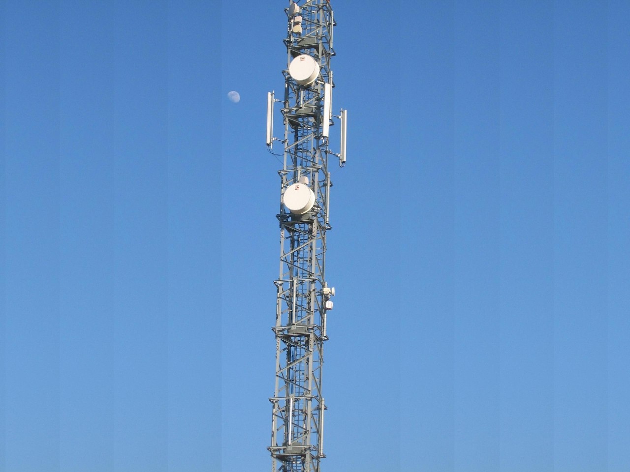 Operatorzy zainteresowani częstotliwościami z pasma 1800 MHz od przyszłego tygodnia będą mogli składać do Prezesa Urzędu Komunikacji Elektronicznej swoje oferty.