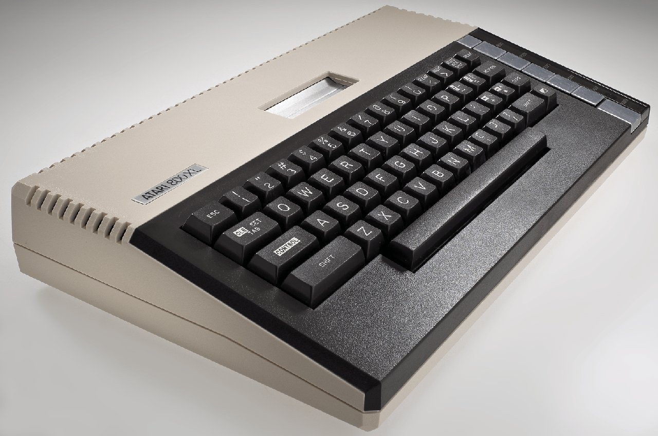 Atari 800XL 8-bitowy komputer, który dorastał w rodzinie konsol i automatów do gier