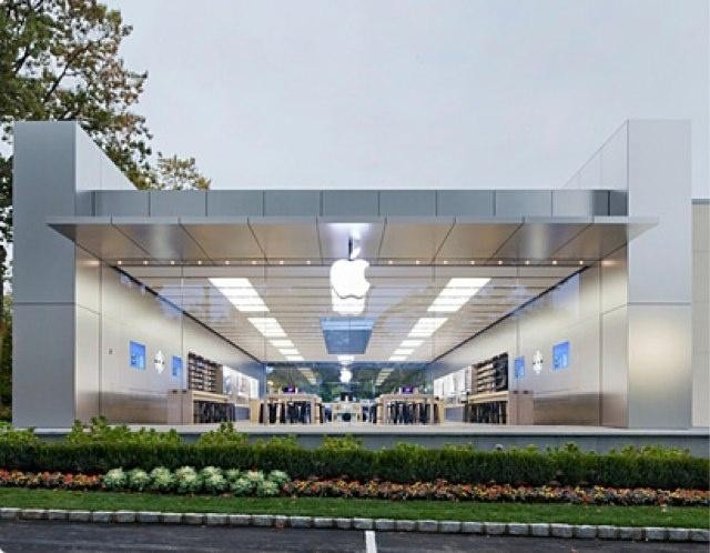 Staruszka wpadła na szklane drzwi sklepu Apple’a, żąda miliona dolarów odszkodowania