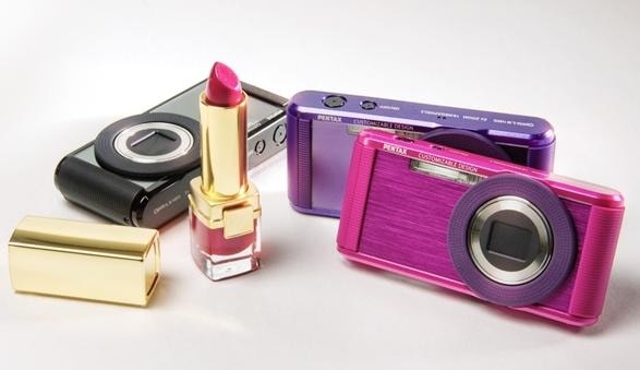 Miniaturowy kompakt Pentaksa w specyficznej obudowie