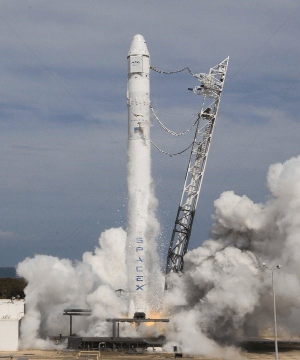 Silnik rakiety SpaceX zawiódł, ale start był udany