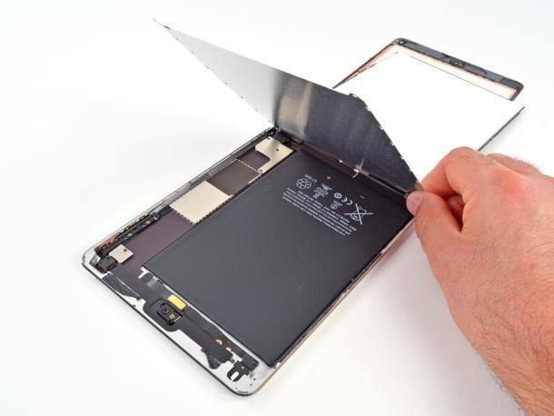 iPad mini rozebrany na części, wykazuje podobieństwa do iPoda touch