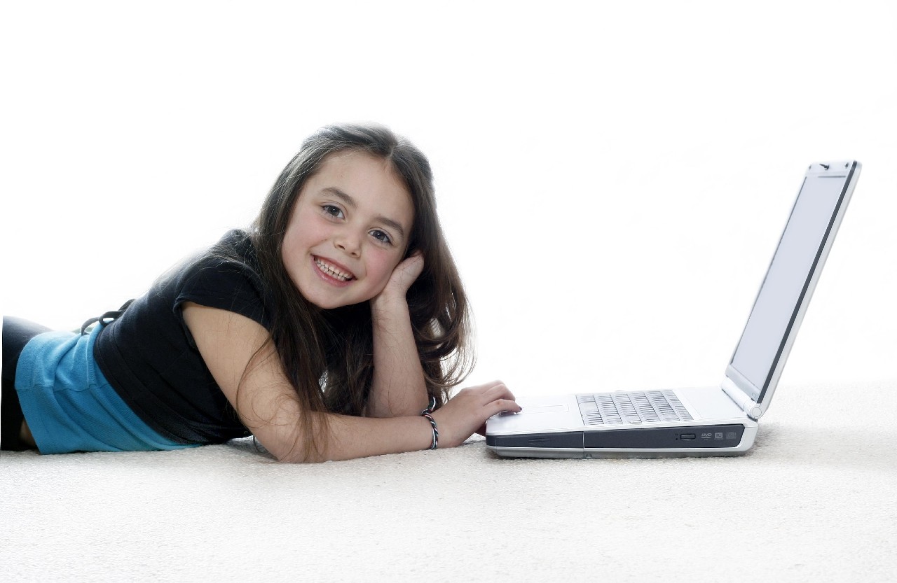 Czworo z pięciu dzieci jest narażonych na niepożądane zachowania w Internecie