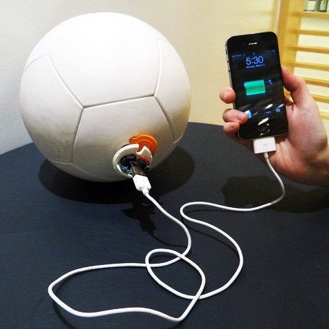 Soccket: piłka, która naładuje Ci telefon i oświetli pokój