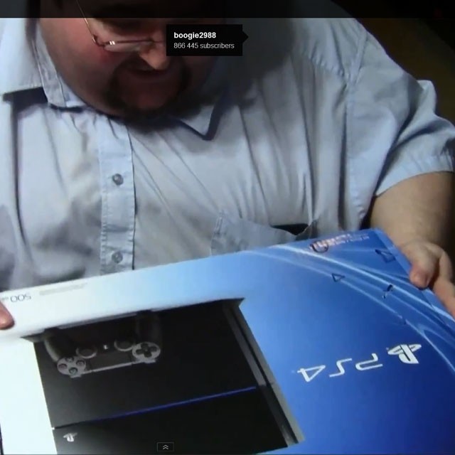 Francis wyjmuje PlayStation 4 z pudełka