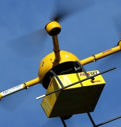 Nie tylko Amazon myśli o dronach. DHL zastąpi nimi kurierów.