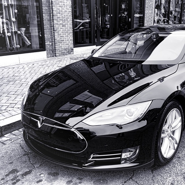 Tesla S w dodatkowej, tytanowej zbroi