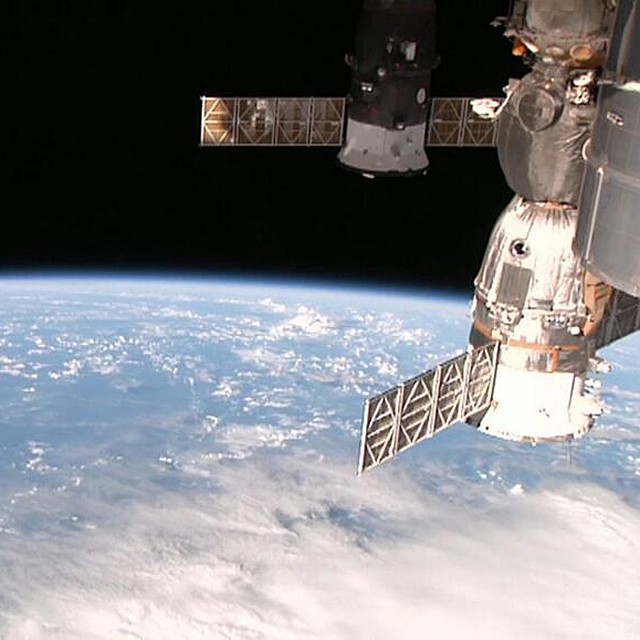 Fragment międzynarodowej stacji kosmicznej oraz ziemii, widziany okiem kamer HDEV.