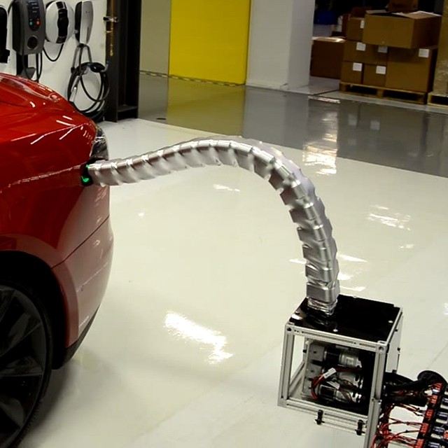 Tesla testuje larwalnego robota tankującego samochody