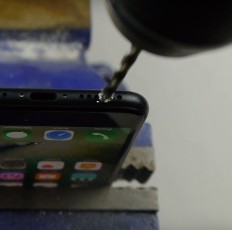 iPhone 7 i wiercenie otworu na mini jack: niektórzy wzięli to na serio!