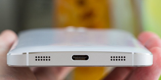 złącze ładowania w smartfonie