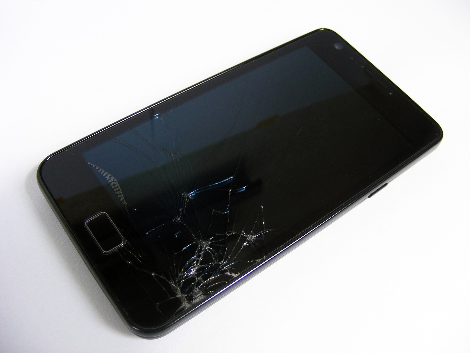 Smartfon z uszkodzonym ekranem