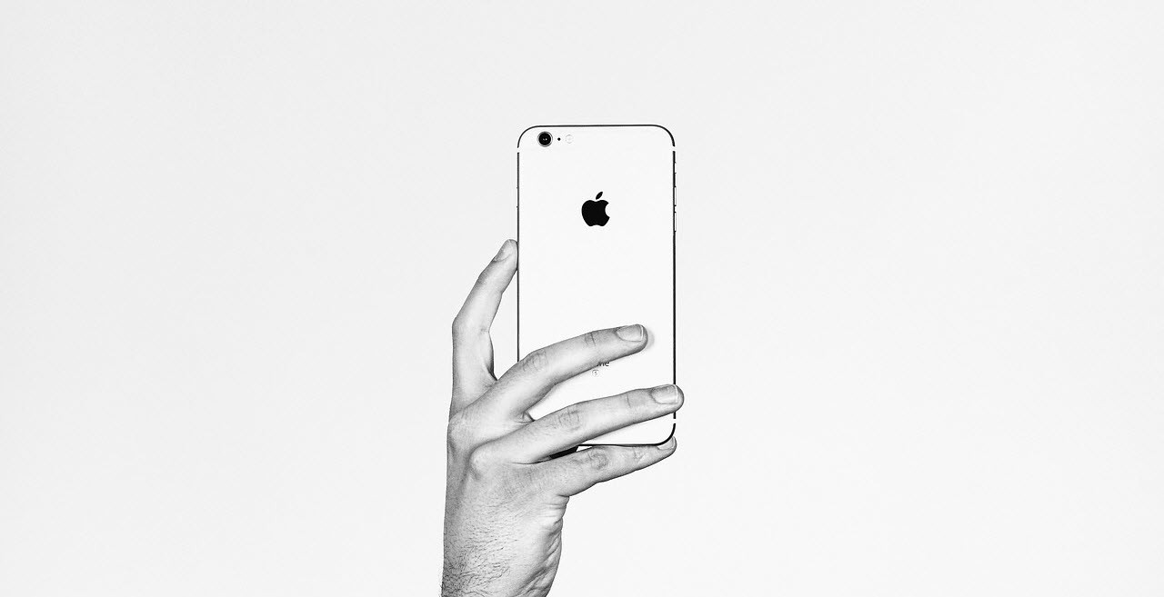 dłoń trzymająca iPhone