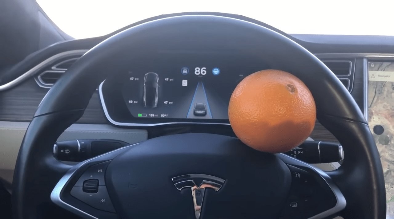 Kierowca oszukał autopilota Tesli… pomarańczą