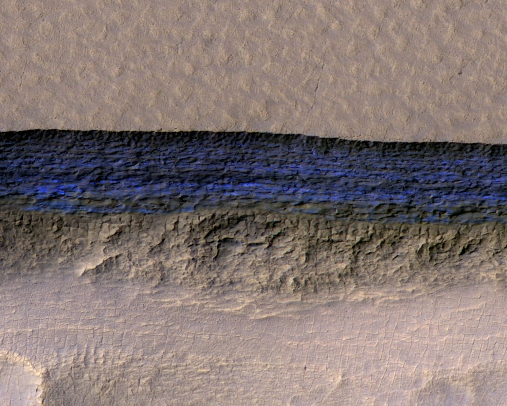 Geologowie zaskoczeni ogromnymi połaciami lodu na Marsie