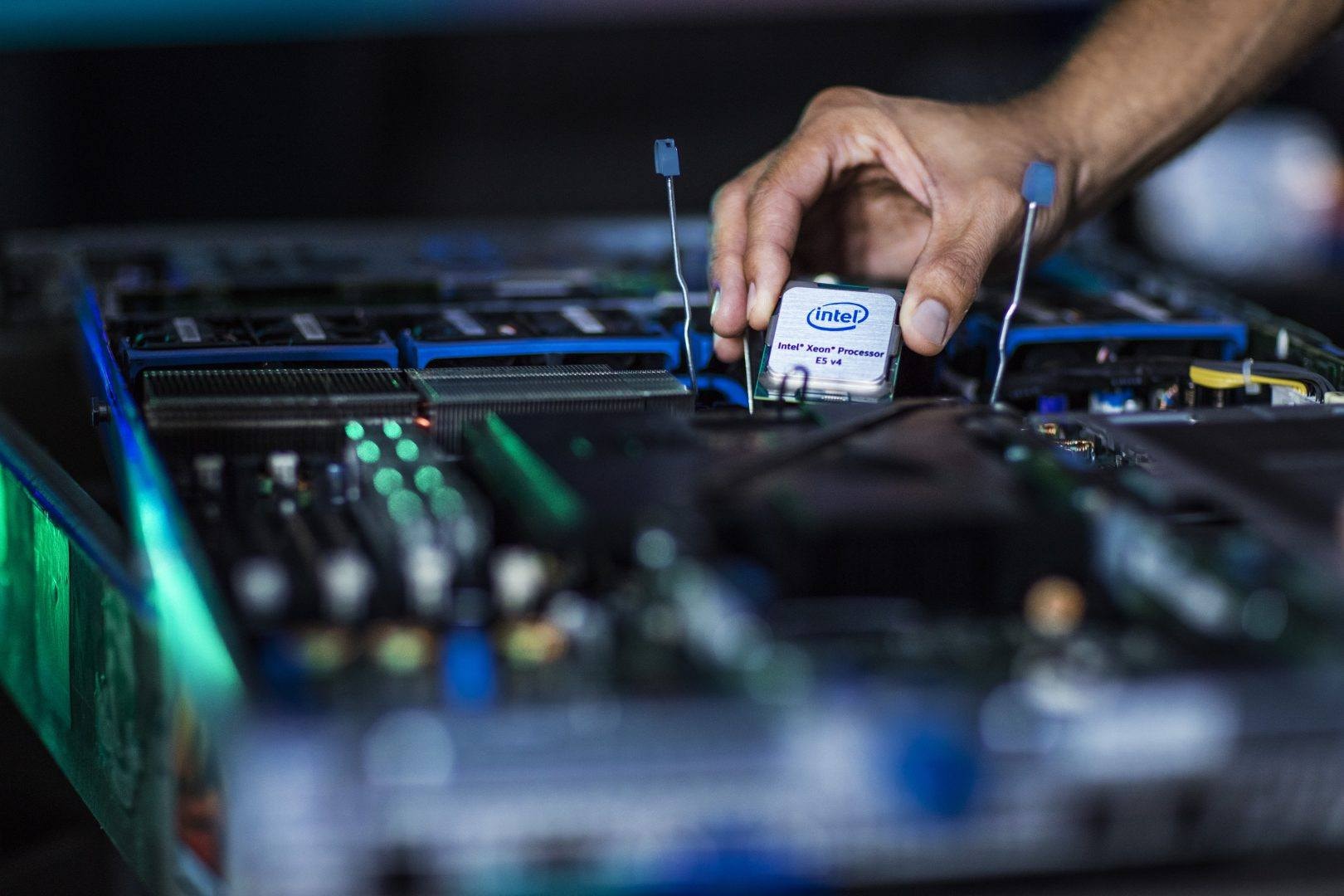 Intel ma problemy z produkcją 10-nanometrowych procesorów