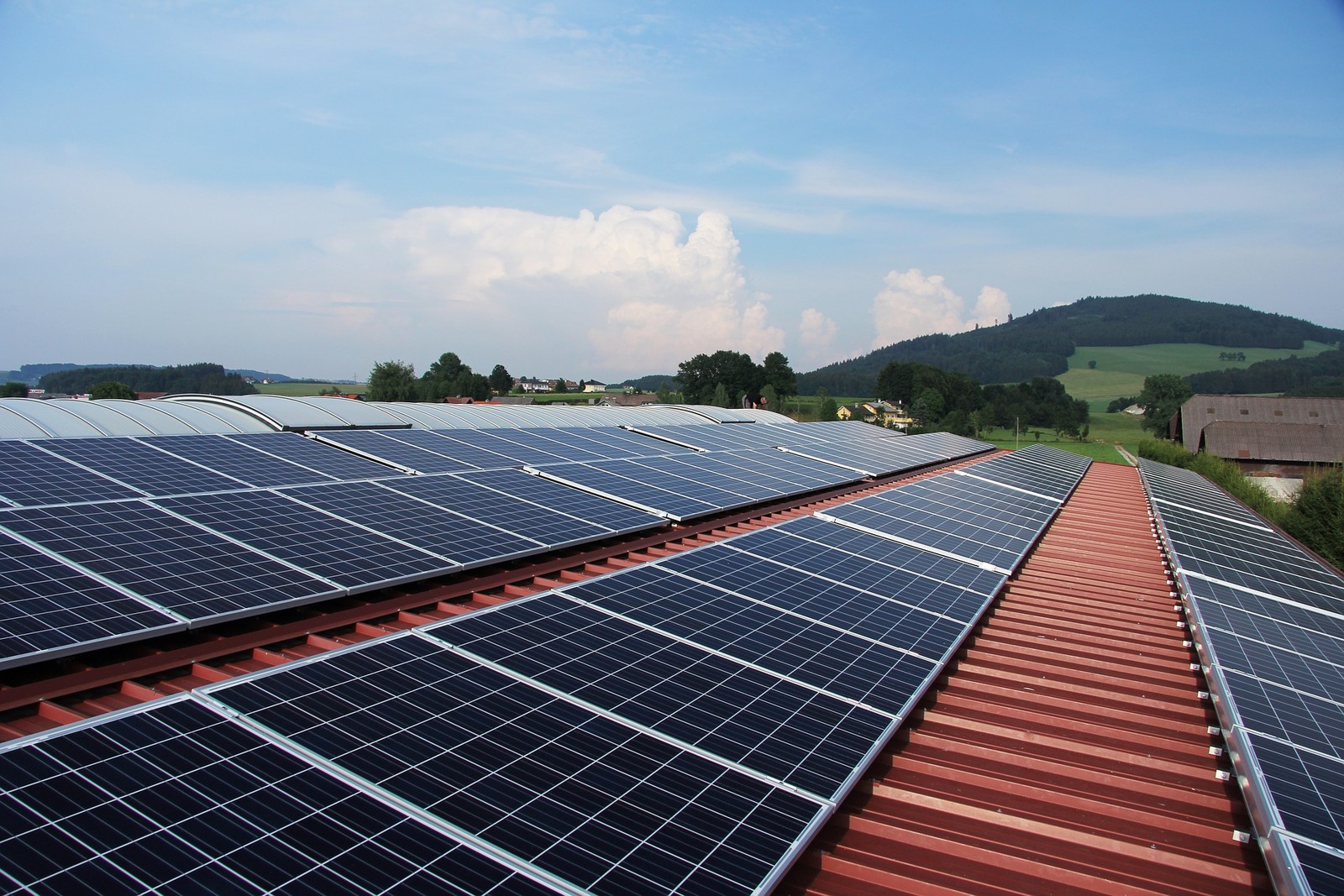 Jak podnieść wydajność paneli solarnych? Wystarczy je zdeformować