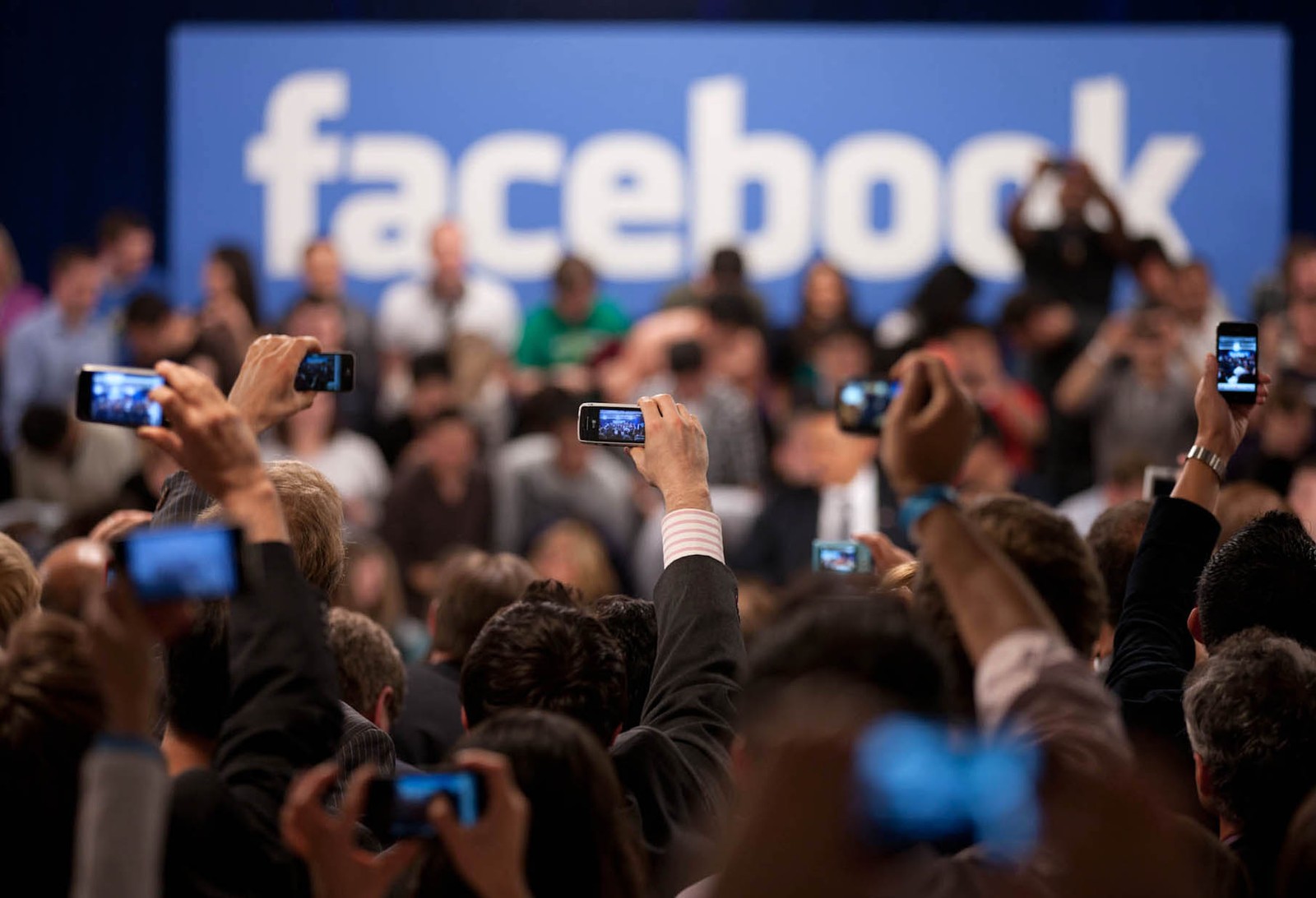 Facebook przygląda się kilkudziesięciu tysiącom aplikacji zbierających dane