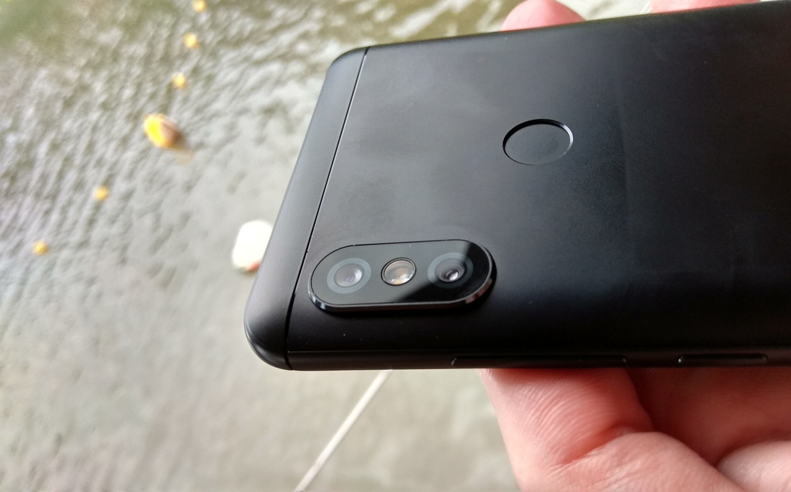 Moduł aparatu wystający jak we flagowym Huaweiu (fot. Damian Kwiek)