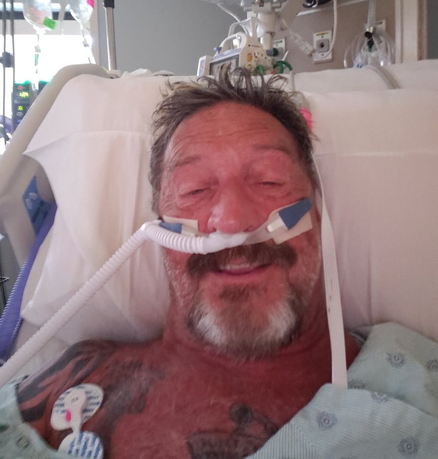 John McAfee w szpitalu – o co tak naprawdę chodzi?