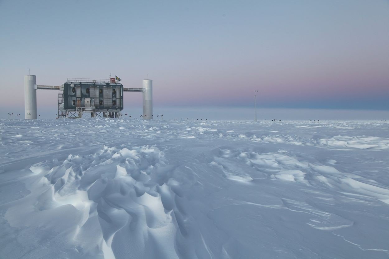 Lodowy detektor neutrin na Antarktydzie pozwala zajrzeć głębiej w otaczający nas wszechświat