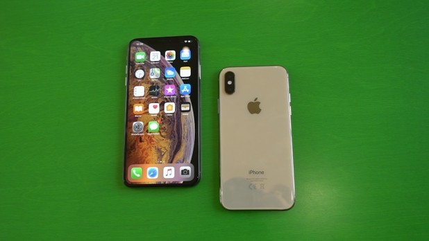 Nowe iPhony XS i XS Max firmy Apple są teraz dostępne w kolorach srebrnym, szarym i złotym.
